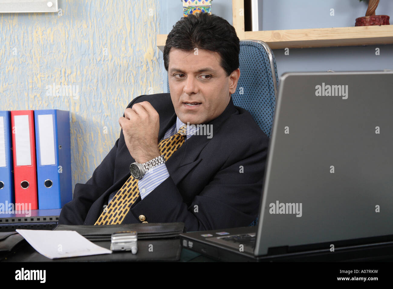 CEO arbeitet in seinem Büro-Hütte in Business-Anzug Stockfoto
