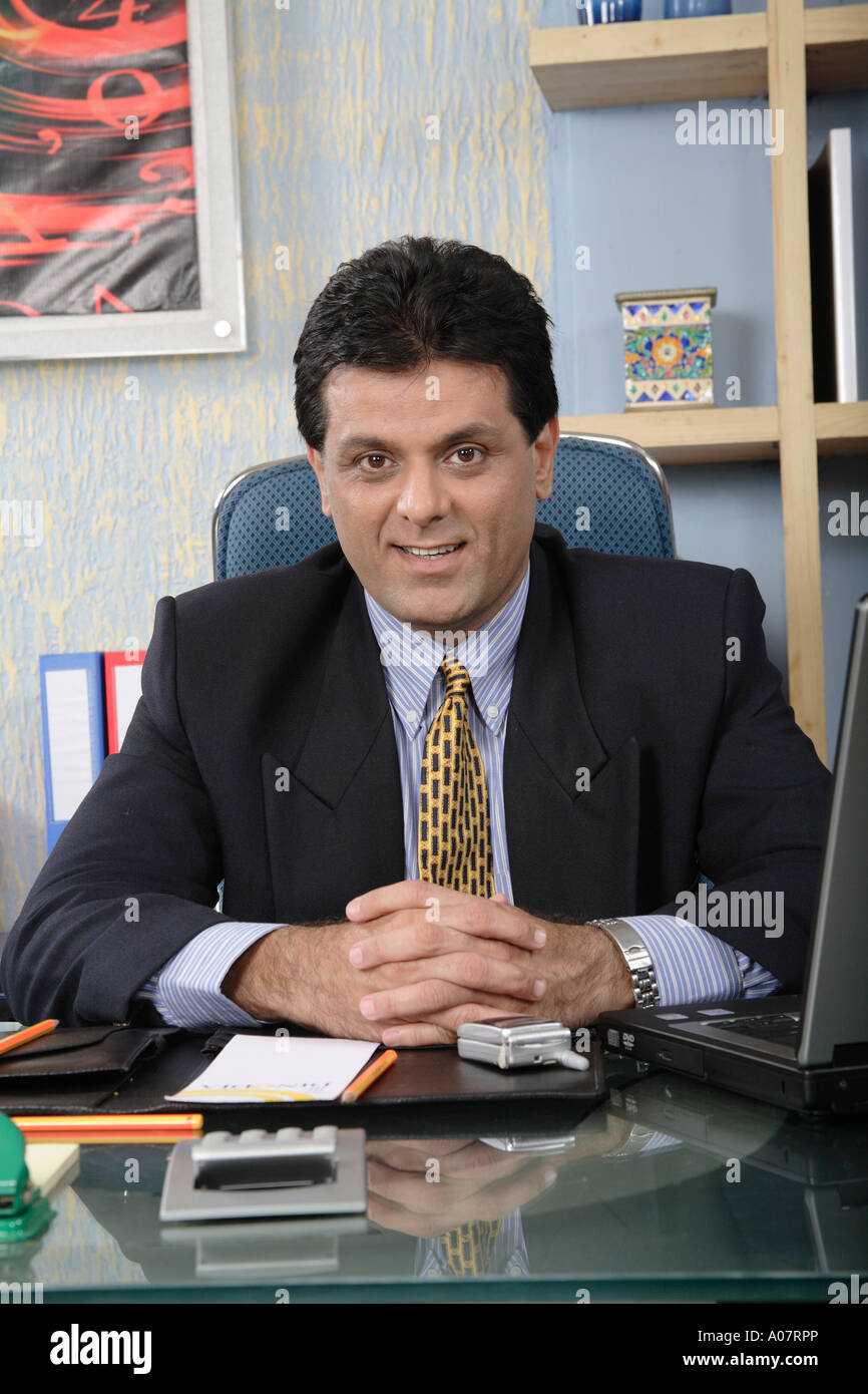CEO in seinem Büro-Hütte in Business-Anzug Stockfoto