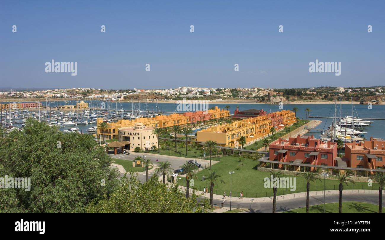Portimao Marina & Tivoli Arade Hotel mit Ferragudo in der Ferne Stockfoto