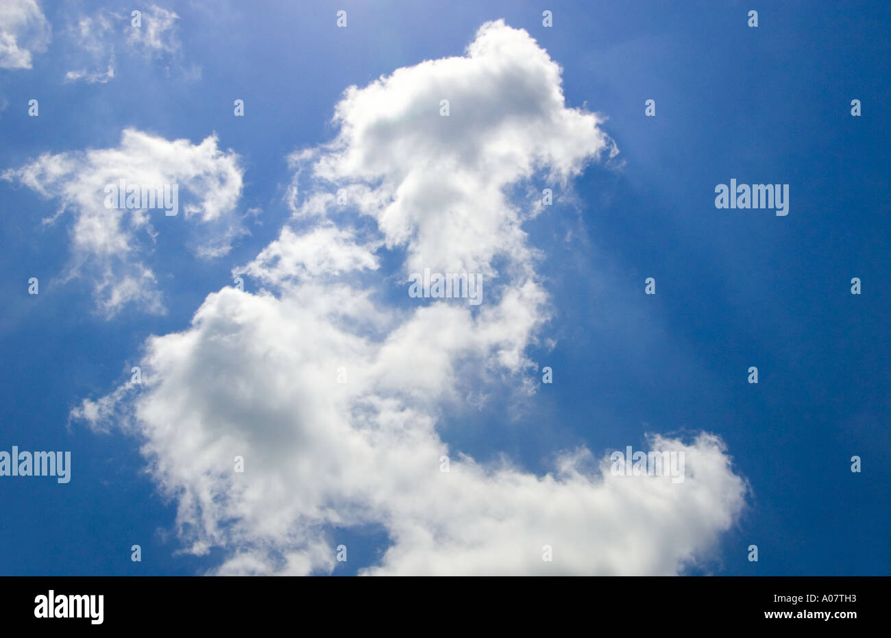 Wolken am blauen Himmel Stockfoto