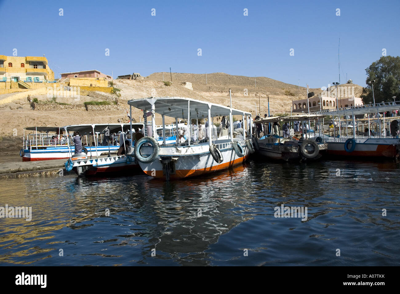 Boote zum Tempel der Isis Abfahrt Stockfoto