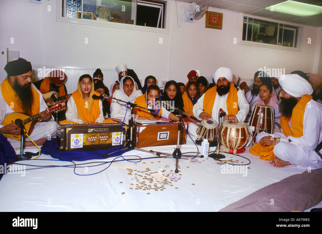 Southall Gurdwara Kinder singen mit Raggis Ende Compat Stockfoto