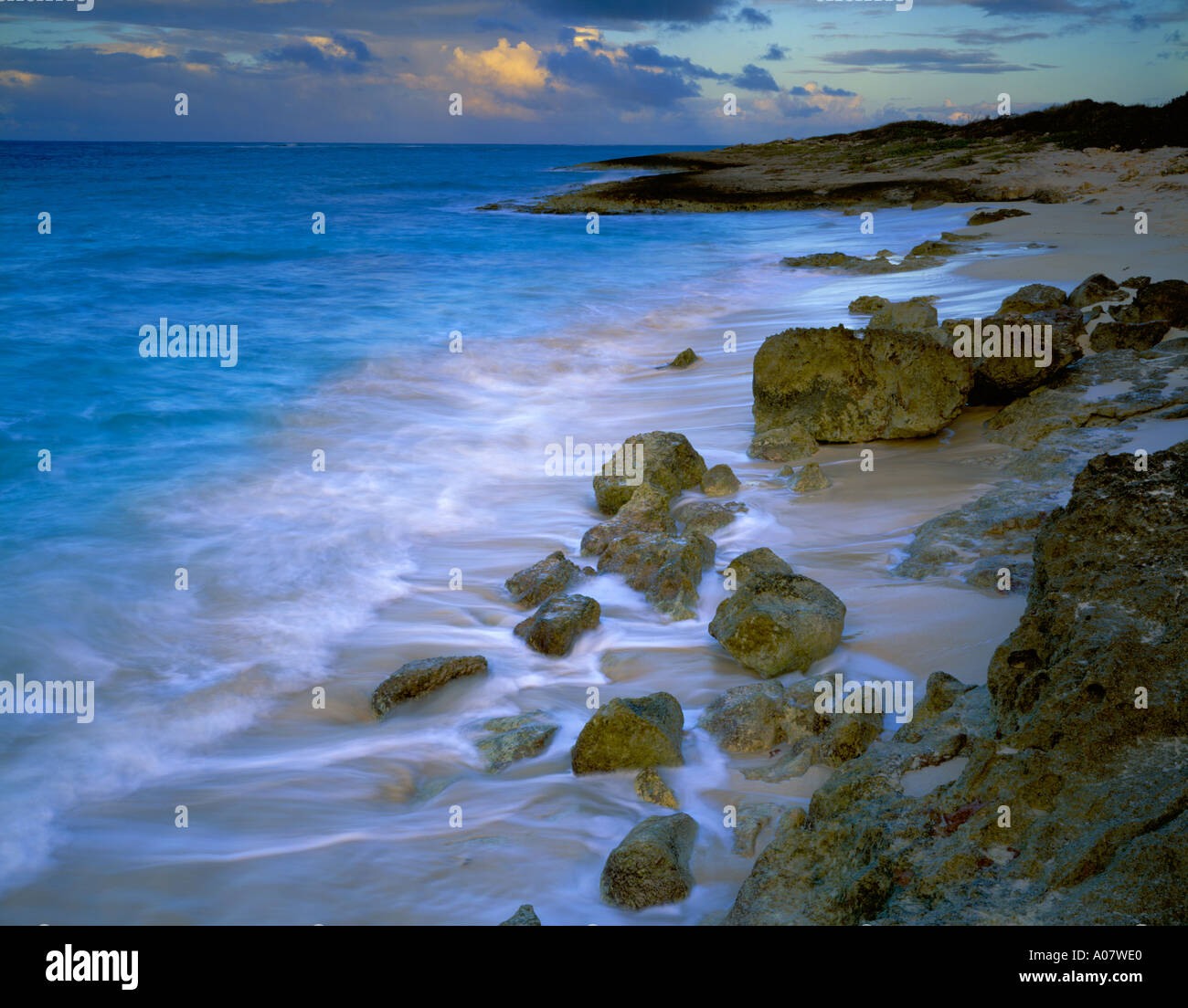 Anguilla BWI Morgenwolken über Atlantik mit Brandung am Strand in der Nähe von Island Harbor Luv Tasche Stockfoto