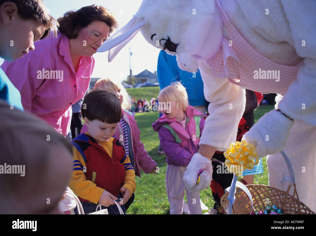 Ostereiersuche im Edmonds Park mit Familien und Osterhase Ausschank Leckereien Edmonds Washington USA Stockfoto