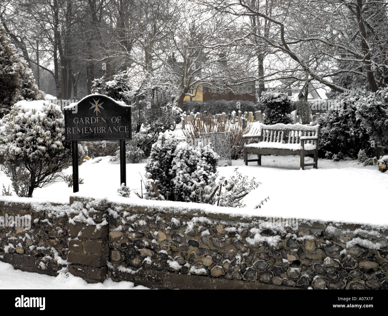 Garten der Erinnerung im Schnee bei All Saints Church in Banstead Surrey England Stockfoto