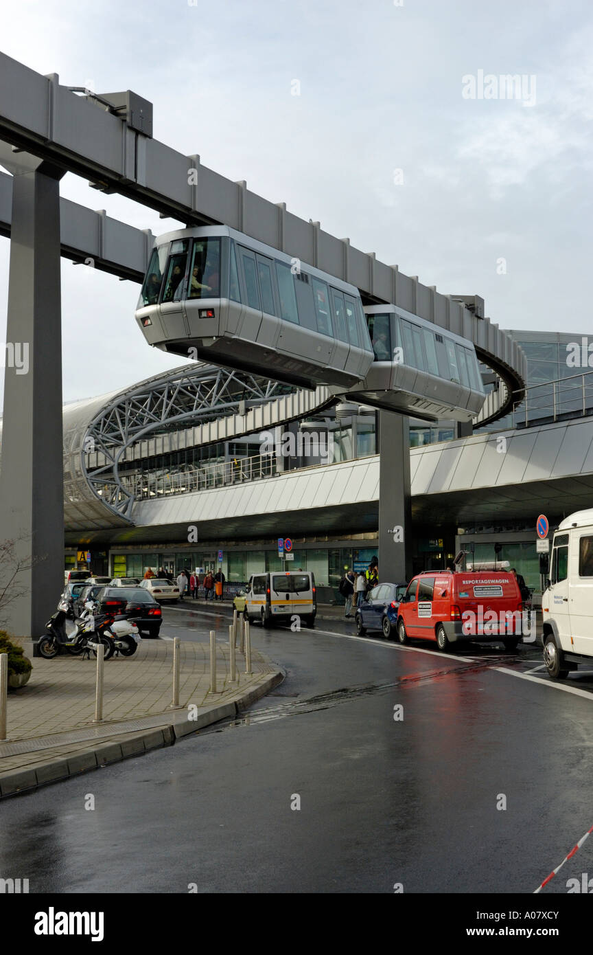 Einschienenbahn flughafen düsseldorf Fotos und Bildmaterial in hoher
