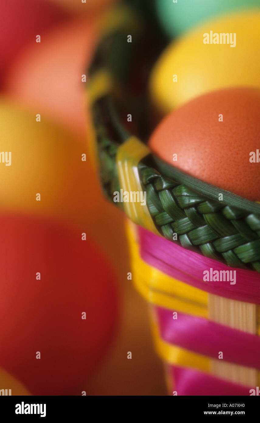 Bunten Eiern in grün rosa gelb Korb zu Ostern Stockfoto