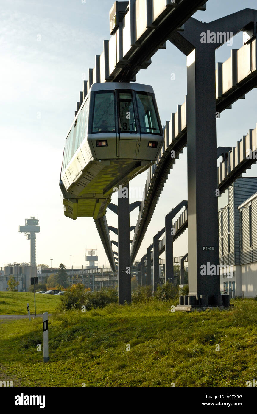 Skytrain, vorbei an der Wartung Depot, Flughafen Düsseldorf International, Deutschland. Stockfoto