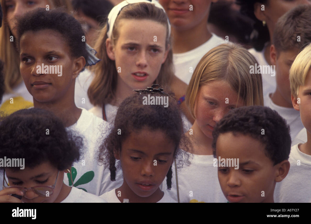 Multi ethnischen Kindern und Jugendlichen in einer rassischen gemischte Chorgruppe Stockfoto