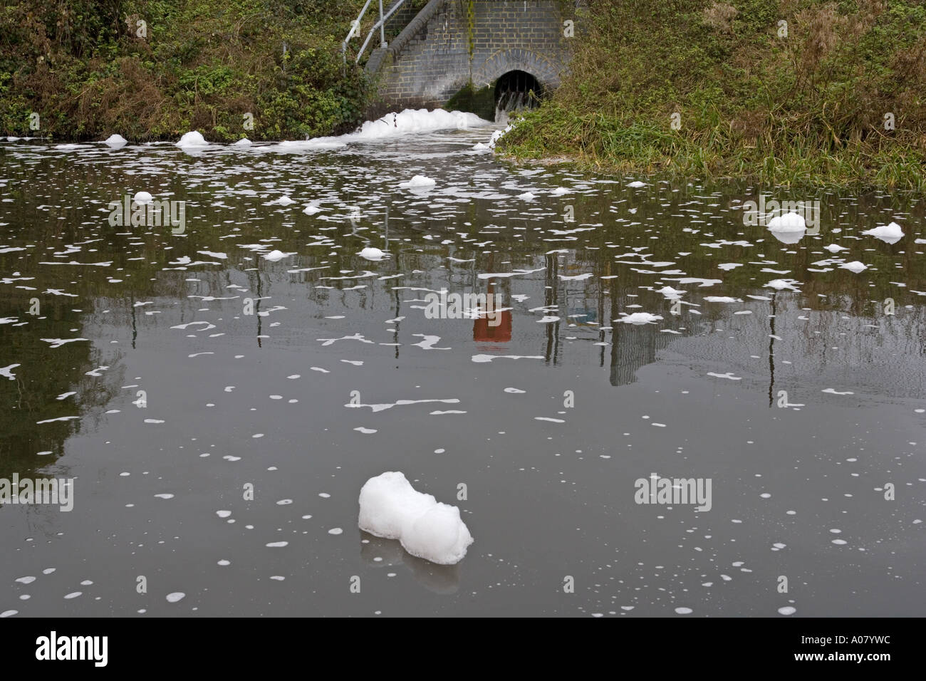 Umweltverschmutzung Grand Union Canal Berkhamsted Herts Winter Stockfoto