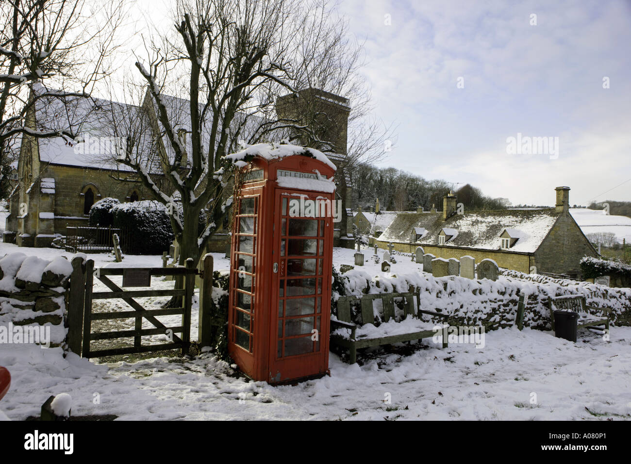 Ein Wintertag in Cotswold Dorf von Snowshill nach dem Nächten Schnee Stockfoto