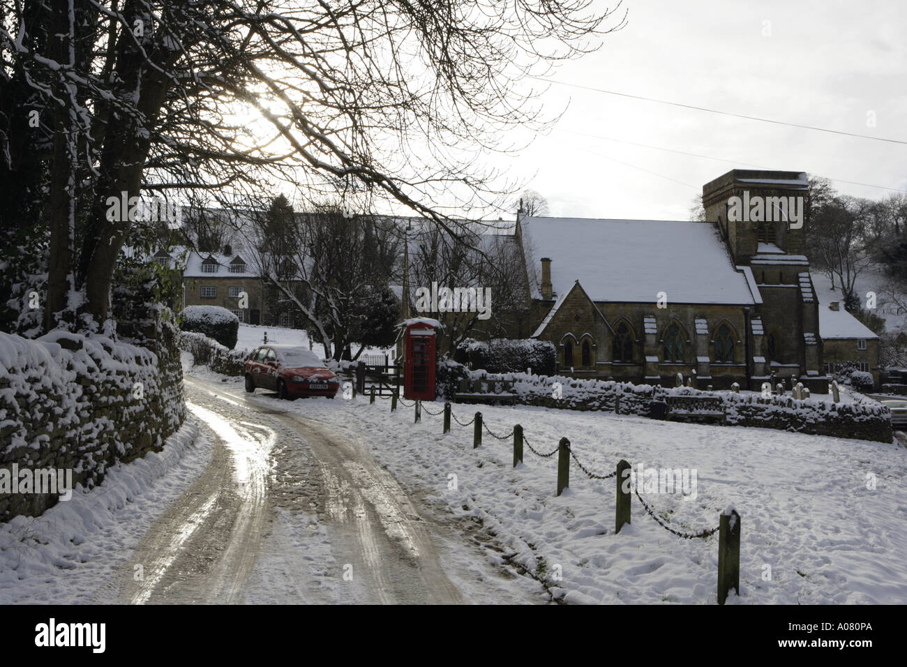 Ein Wintertag in Cotswold Dorf von Snowshill nach dem Nächten Schnee Stockfoto