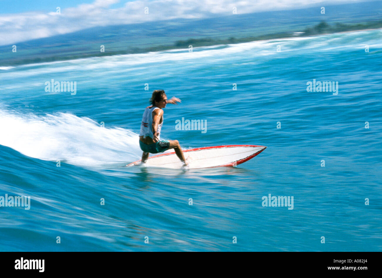 Ein Surfer eine Bottomturn schnitzen und genießen die sauberen Wellen in Maui Hawaii Kahului Maui Hawaii USA Vereinigte Staaten Stockfoto