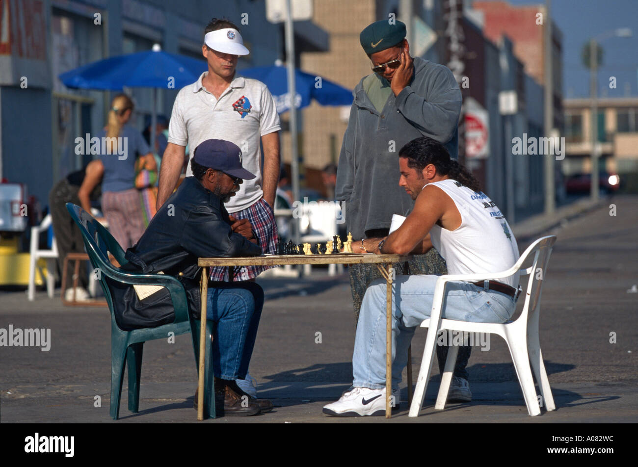 Zwei Schachspieler setzen ihren Tisch auf der Straße lokale Beschriftung  Zwei Schachspieler Auf der Straße Stockfotografie - Alamy