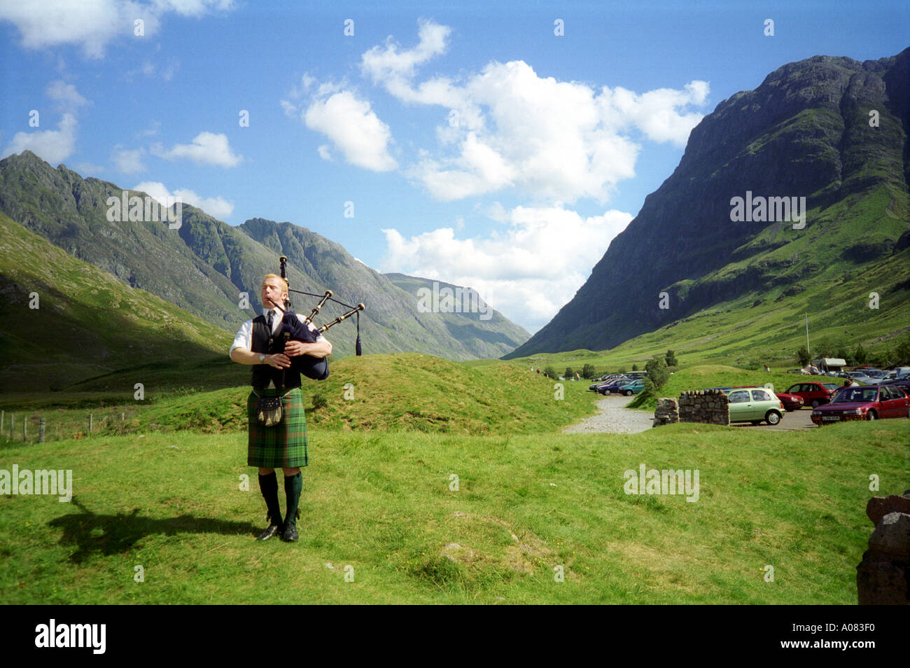 Pfeifer am Fuße des Glencoe in Schottland Stockfoto