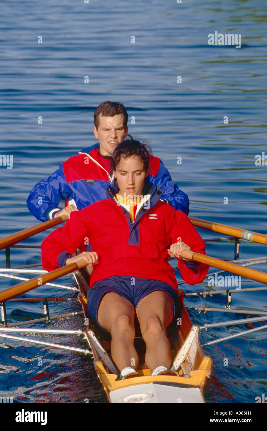 Gemischte Doppel Mann Frauen Rudern Ruderplatz Crew-Trainings auf den Charles River, Boston, Massachusetts, USA Stockfoto