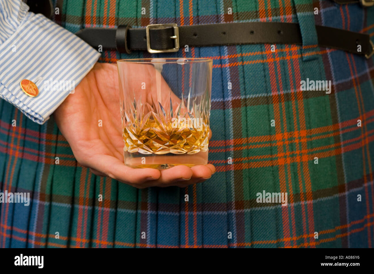 Alamyprorank Mann tragen schottischen Tartan Kilt mit einem Glas Whisky versteckt hinter seinem Rücken Stockfoto