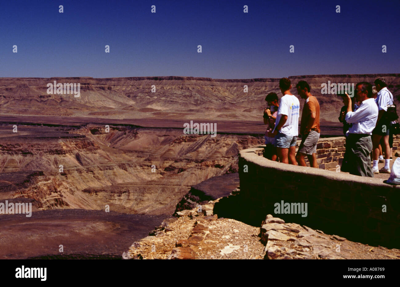 Namibia-Volk stand auf einem Aussichtspunkt und sah in Fish River canyon Stockfoto