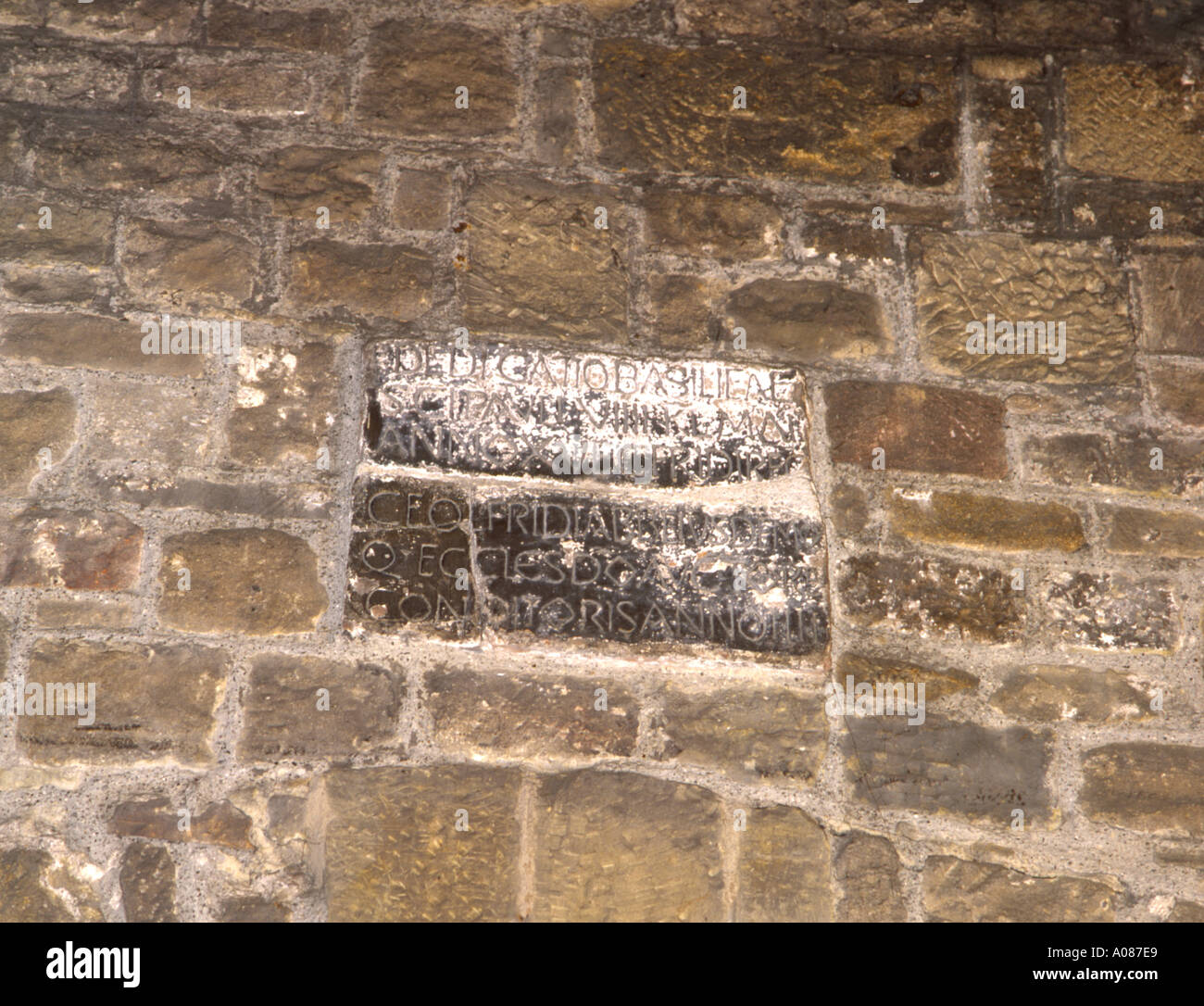 Die Widmung Stein von 685 oberhalb der Chor Bogen, sächsischen Kirche St. Paul, Jarrow, Tyneside, Tyne & Wear, England, UK. Stockfoto
