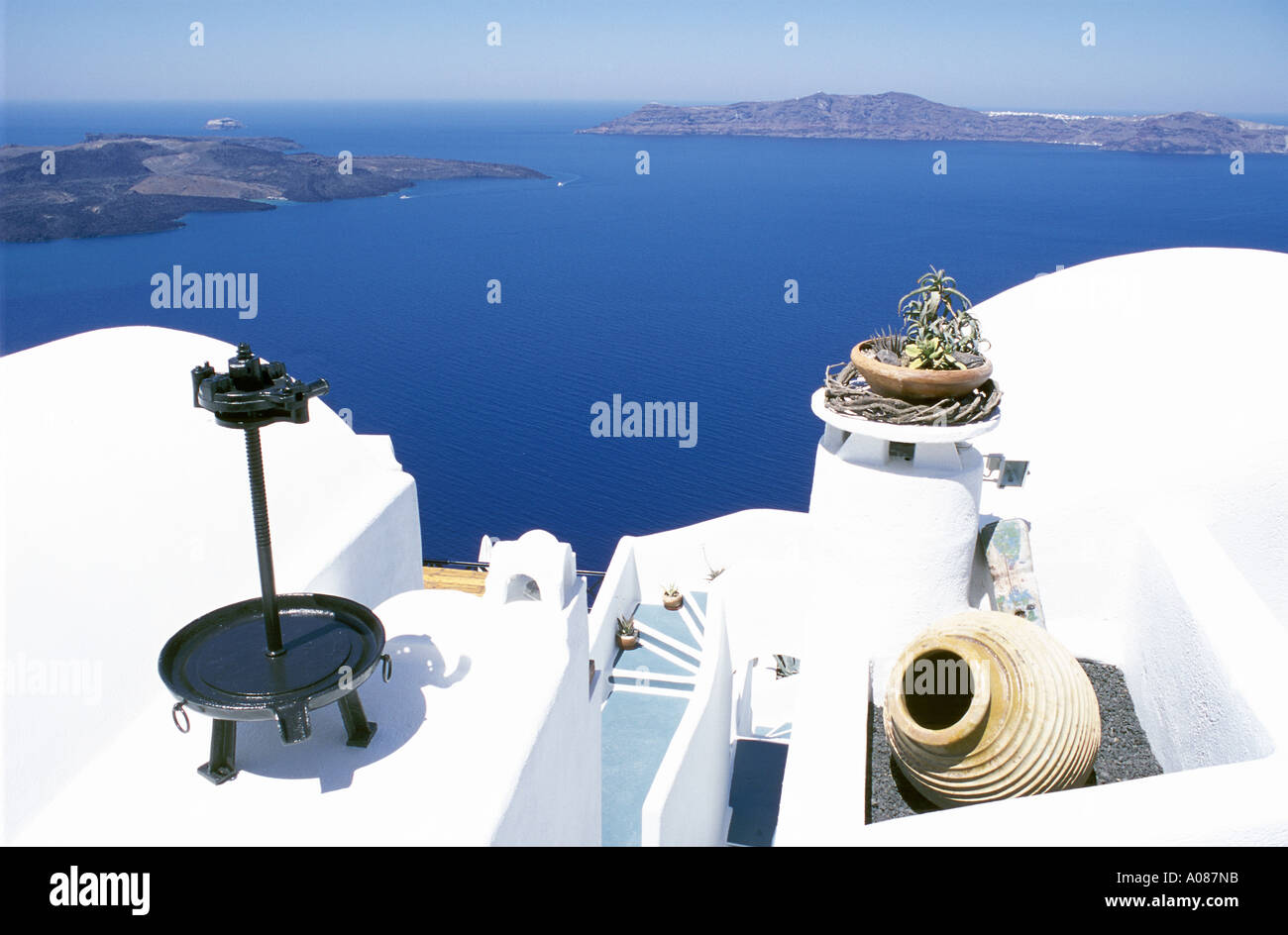 Romantische Caldera Blick von Santorin Rim, Griechenland mit typisch griechischen Objekte Stockfoto