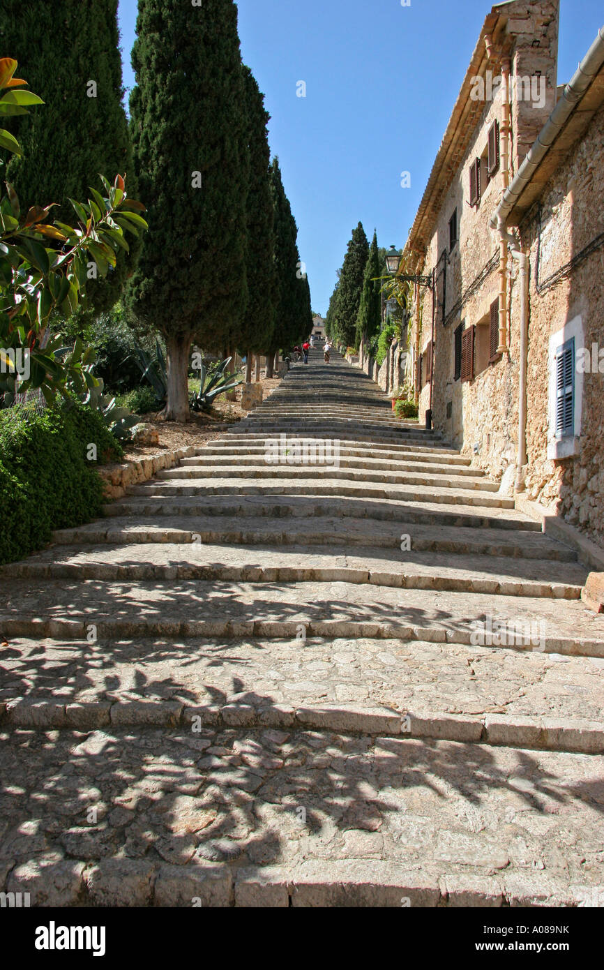 Mallorca Kalvarienberg in Pollensa, ist Pollensa auf Mallorca die Calvari 365 Stufen führt zu einer kleinen Kirche mit Zypresse Stockfoto