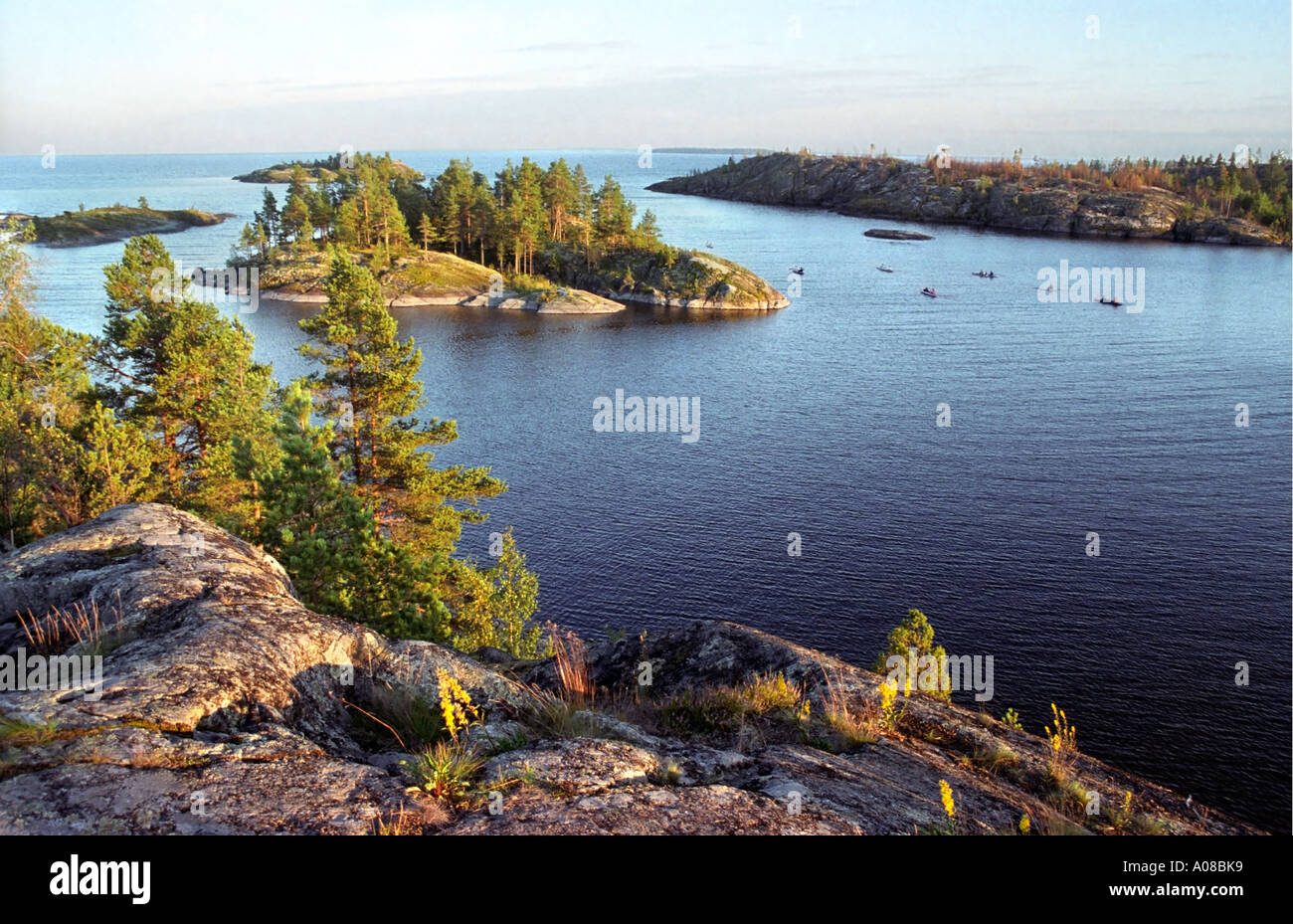Gruppe von Kanus verlassen Bucht im Ladoga-See Stockfoto