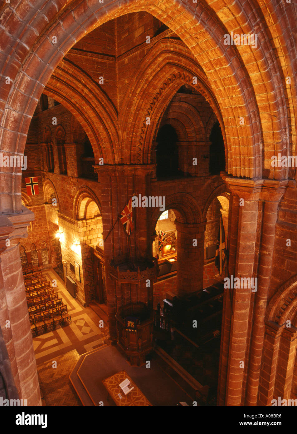 dh St. Magnus Cathedral KIRKWALL ORKNEY Kirchenschiffbogen Pulpit und Nordschiffinnenbogen im britischen Querschiff Stockfoto