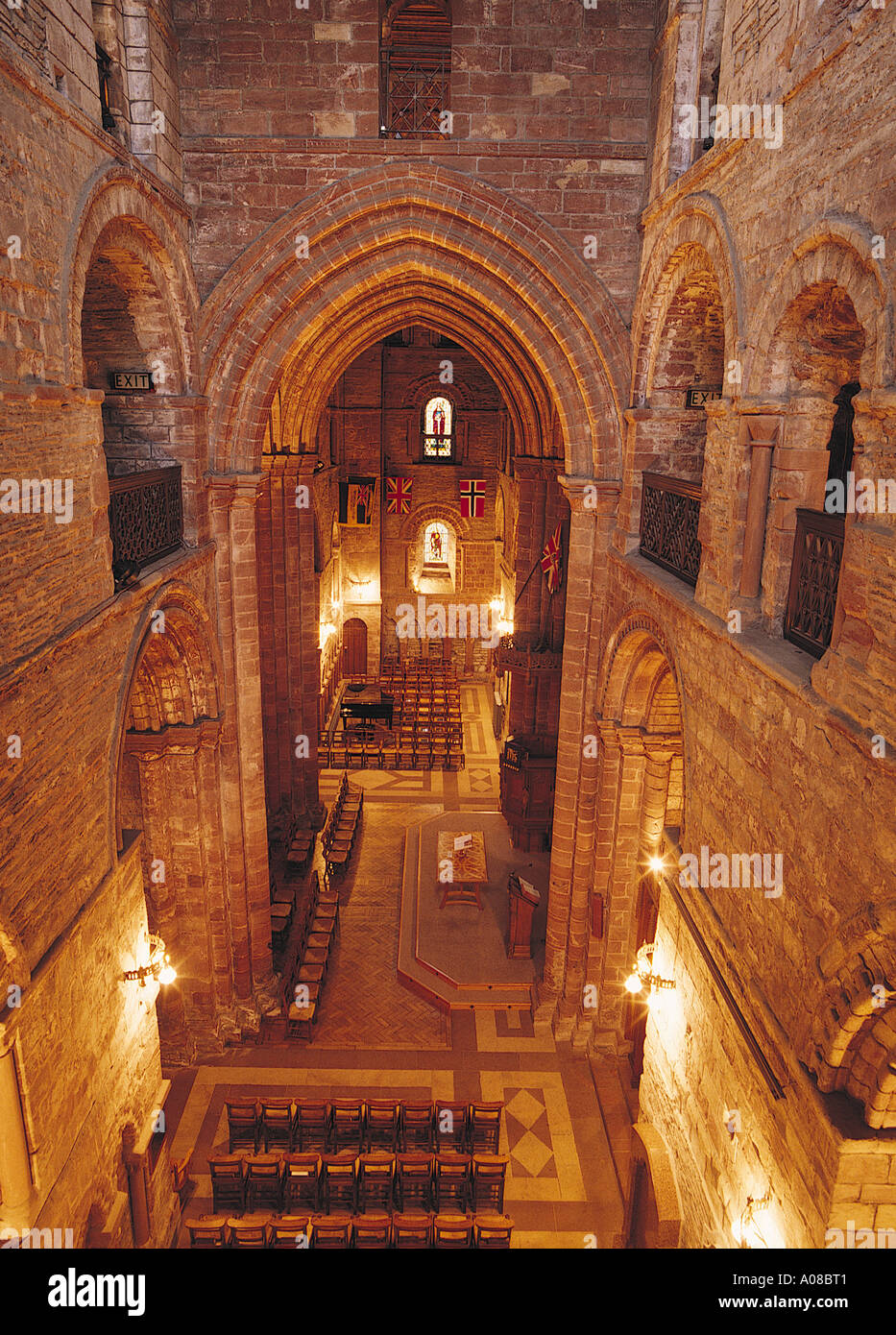 Dh St Magnus Kathedrale KIRKWALL ORKNEY Süden Norden Kirchenschiff aus dem südlichen Querschiff Innenraum orkneys Kathedrale innerhalb de Stockfoto