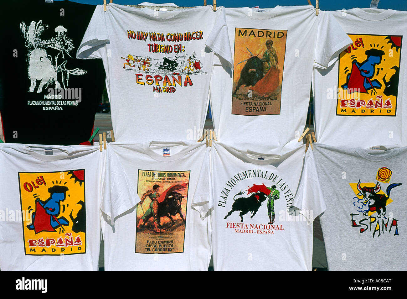 Souvenir T Shirts etwas für die Touristen zu Hause an ihre Zeit in Madrid zum Verkauf außerhalb der Plaza de Toros de Las Ventas Stierkampfarena zu erinnern Stockfoto