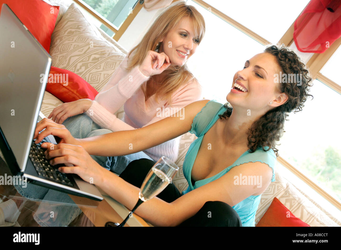 Zwei Frauen Surfen Zusammen Im Internet, zwei Frauen, die gemeinsam im Internet surfen Stockfoto