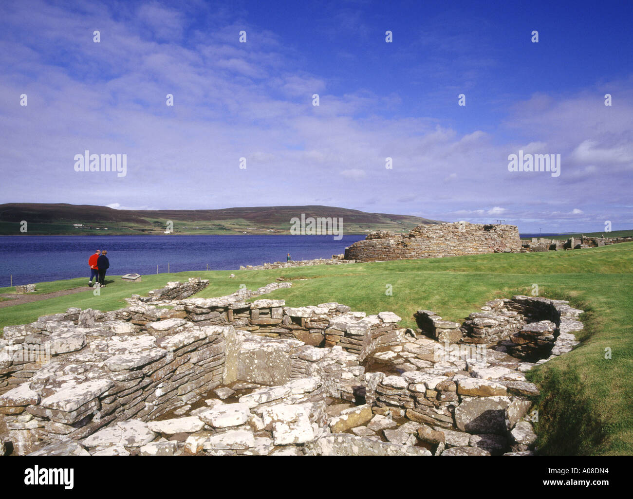 dh Gurness EVIE ORKNEY Eisen Alter Broch Verteidigungsanlagen Haus Ruinen Touristen Menschen paar Stockfoto