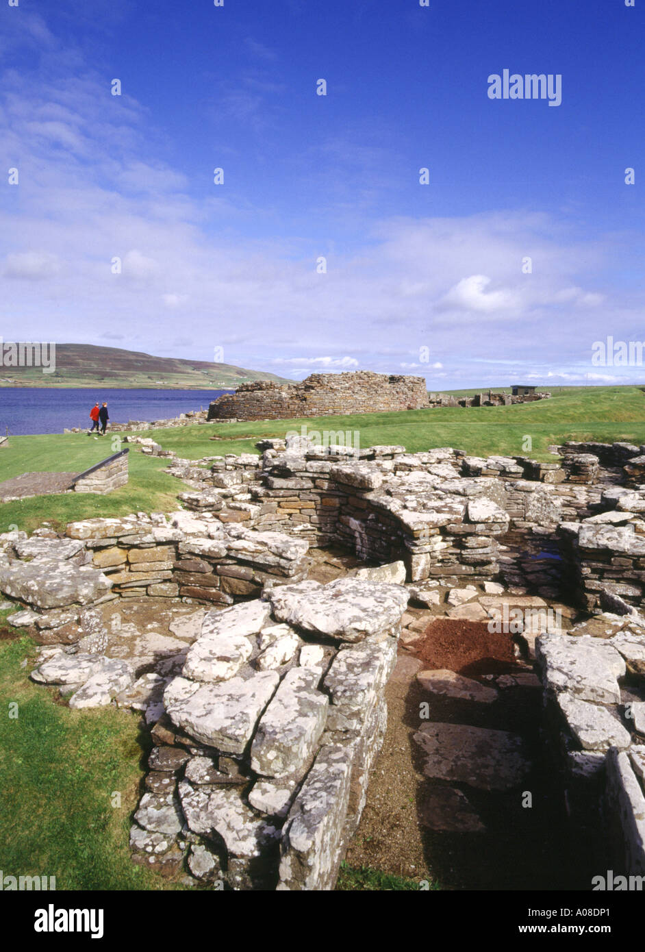 dh Broch of Gurness Schottland EVIE ORKNEY Defensive Eisenzeit Befestigungsanlagen Haus Ruinen Touristen Menschen paar Erbe Stockfoto