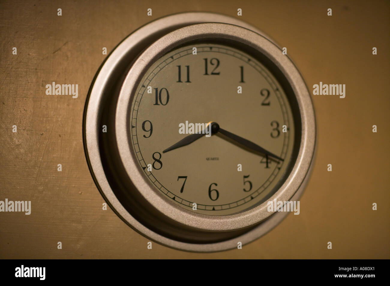 Aus gebürstetem Aluminium Wanduhr. Stockfoto