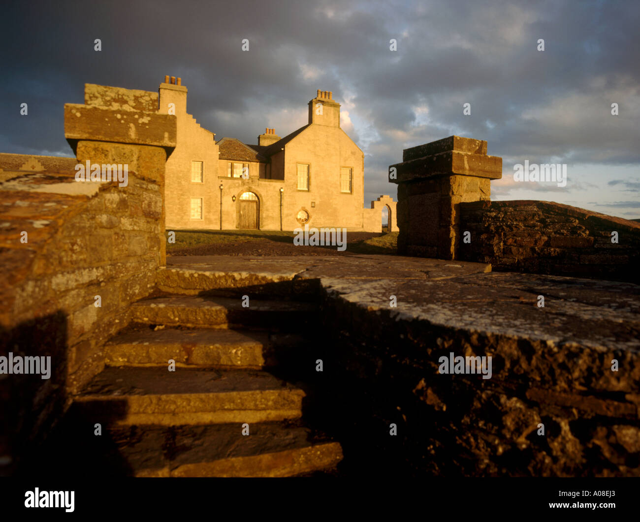 dh Skaill House SANDWICK ORKNEY Garden Steps historischer dunkler Sturm Wolken Dämmerung Abend Licht historischer Landhauseingang großbritannien schottland Stockfoto