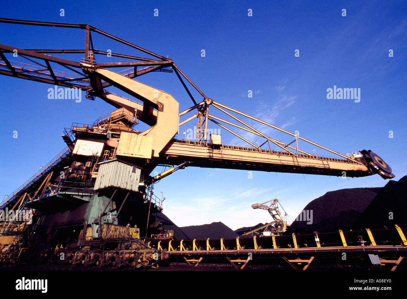 Stapler-Reclaimer laden Kohle durch Förderband an Westshore Terminals bei Roberts Bank in der Nähe von Vancouver in British Columbia Kanada Stockfoto