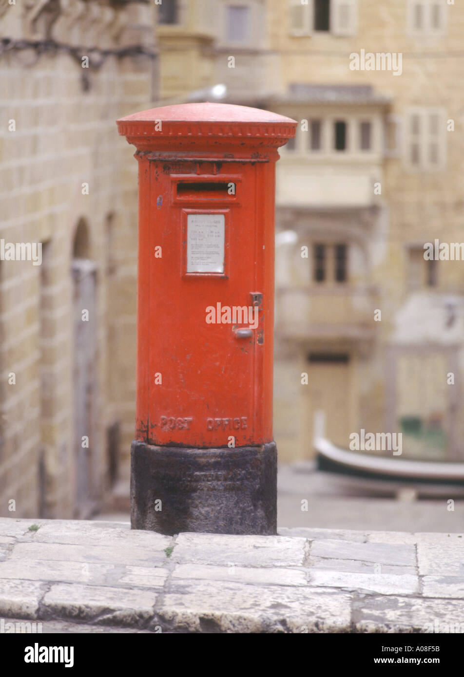 dh VALLETTA MALTA INSEL traditionelle Red British Post Briefkasten Briefkasten Säule Stockfoto