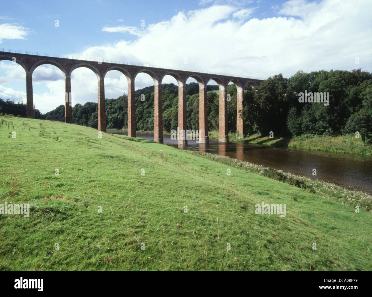 dh RIVER TWEED GRENZT AN Scottish Old Railway Viaduct über River Tweed scotland Rail Bridges Stockfoto