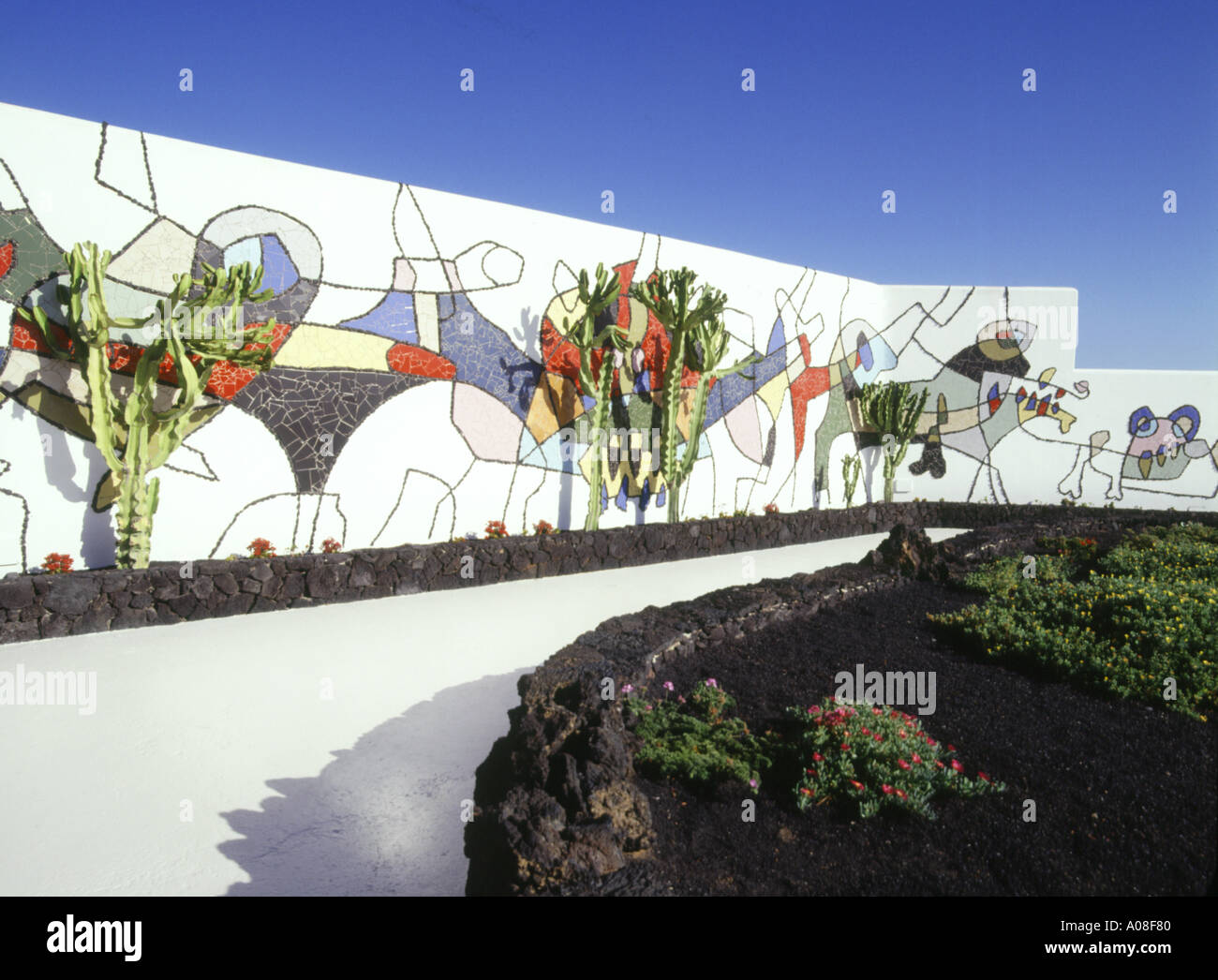dh Cesar Manrique Haus TARO DE TAHICHE LANZAROTE Cesar Manriques Haus Häuser Gartenwand mit Wandmalerei Kunst Stockfoto