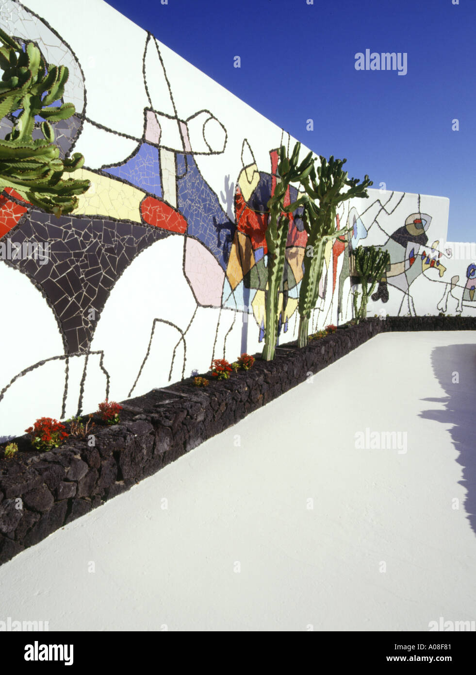 dh Cesar Manriques House TARO DE TAHICHE LANZAROTE Cesar Manriques Startseite Häuser Gartenwand mit Wandmalerei manrique Art europe spanien tahíche Stockfoto