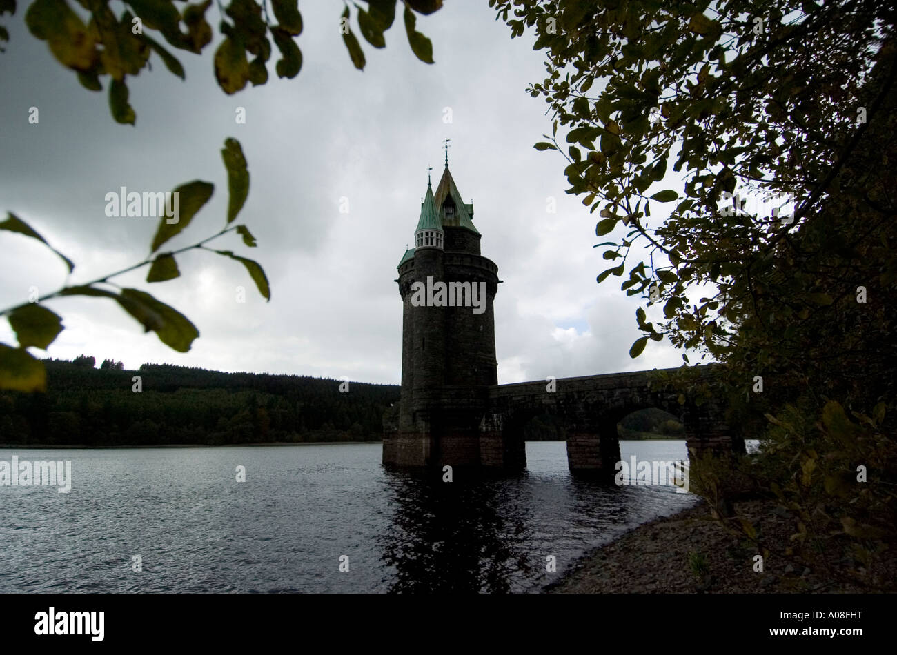 Victorian Straining Turm OnLake Vyrnwy in der Mitte des Gebirges Berwyn Powys North East Wales trifft Stockfoto