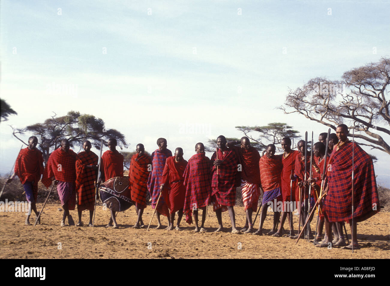 Traditionelle Maasai-Männer tanzen Amboseli Nationalpark Kenia in Ostafrika wird vorbereitet Stockfoto