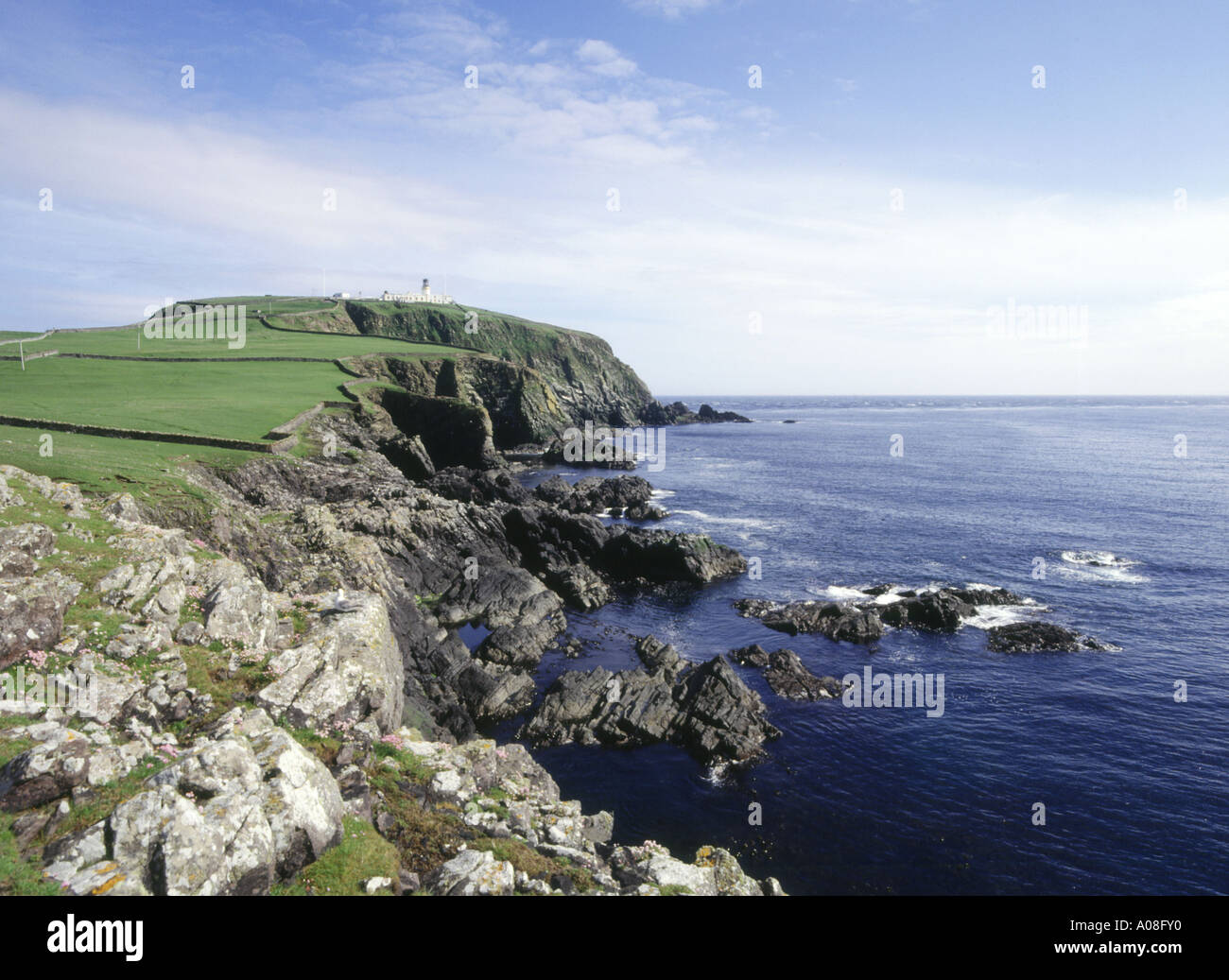dh Sumburgh Head Lighthouse SUMBURGH SHETLAND Seacliffs felsige Küste und Light House Insel Küste schottische Inseln Inseln Inseln Stockfoto
