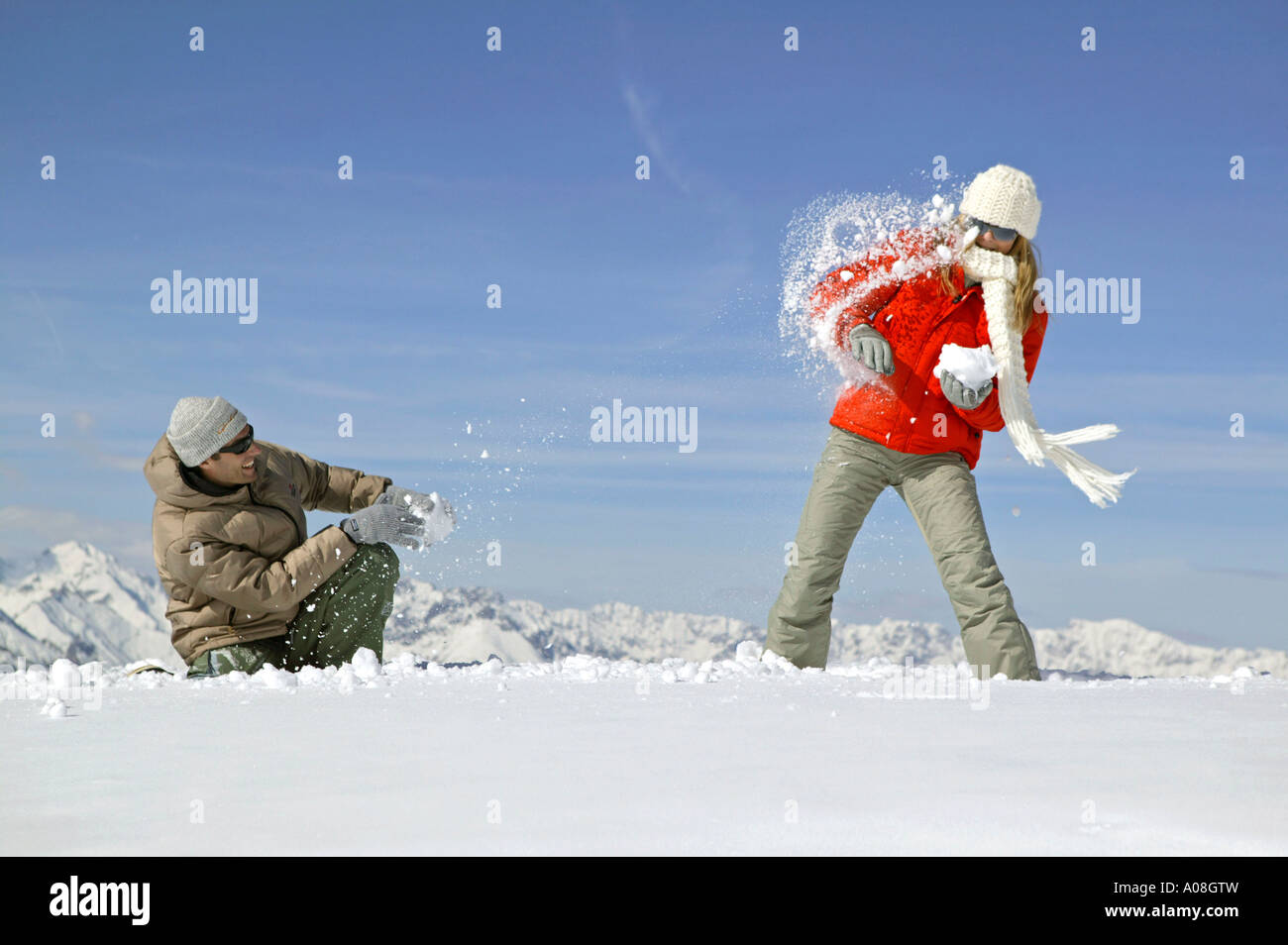 Junges Paar Hat Spass Bei Einer Schneeballschlacht, kämpfen junge Paar genießt Schneeball Stockfoto