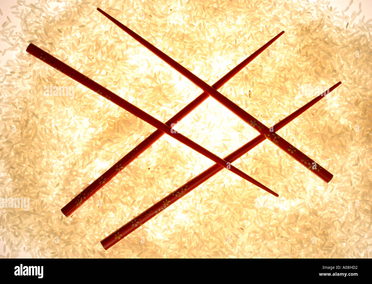 Stillleben festlegen Einstellung vier zwei Paare von japanischen chinesischen roten Stäbchen Reis Kreuzung Stockfoto