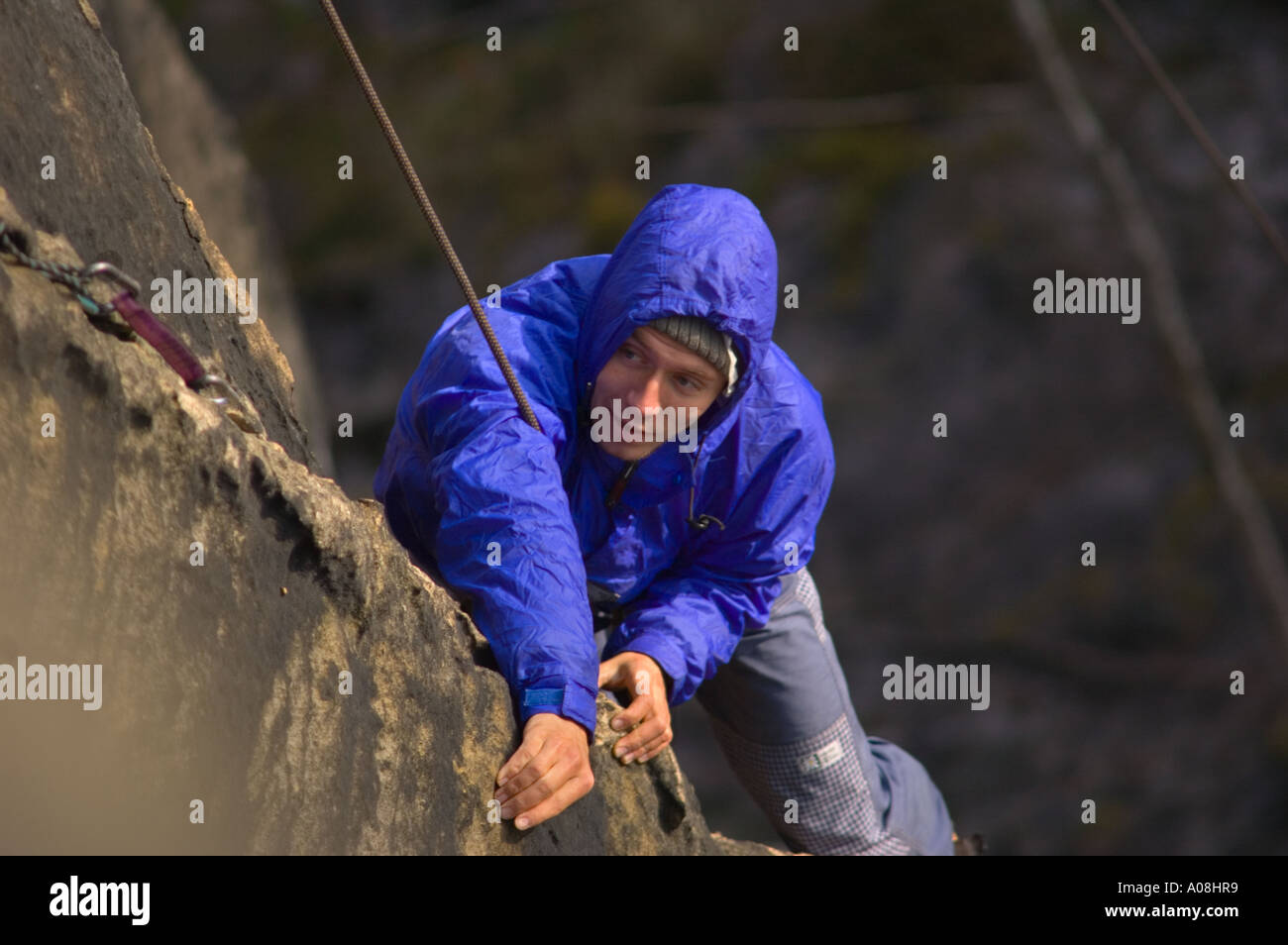 Bergsteiger, die einen Weg in das Elbsandsteingebirge Deutschland Rock Wolfsfalle Klasse 8c Datum November 2005 Stockfoto