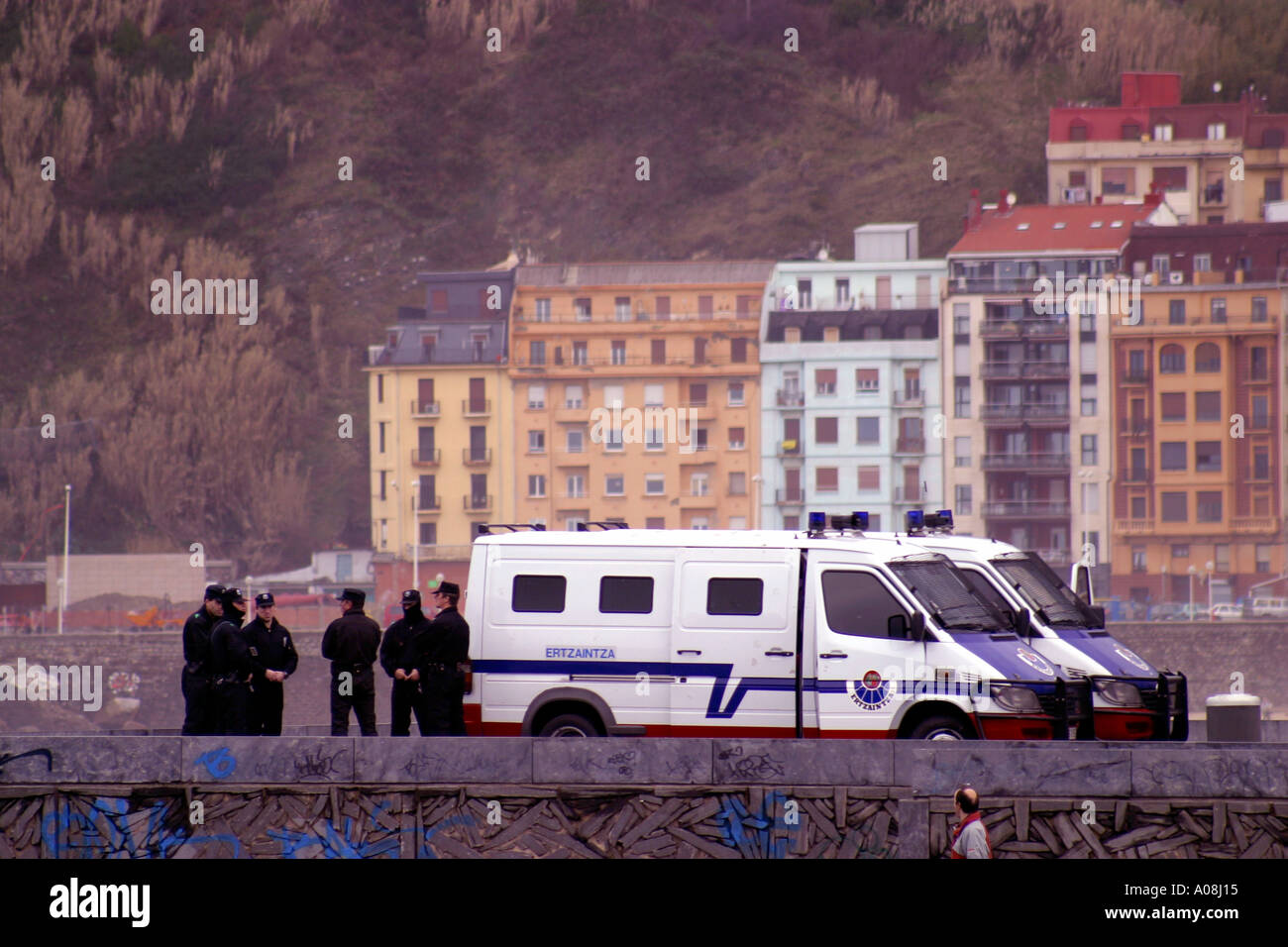 Baskenland Polizei treffen Truppentransporter Stockfoto