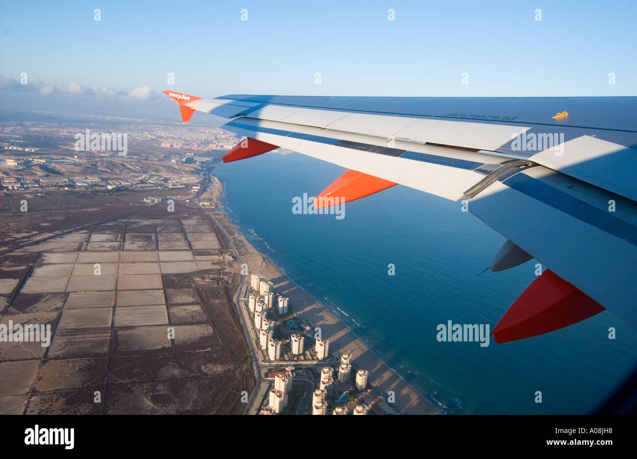 Blick durch das Fenster von easy Jet Airliner auf seine Flügel, da es vom Flughafen Alicante, Spanien ausziehen ist Stockfoto