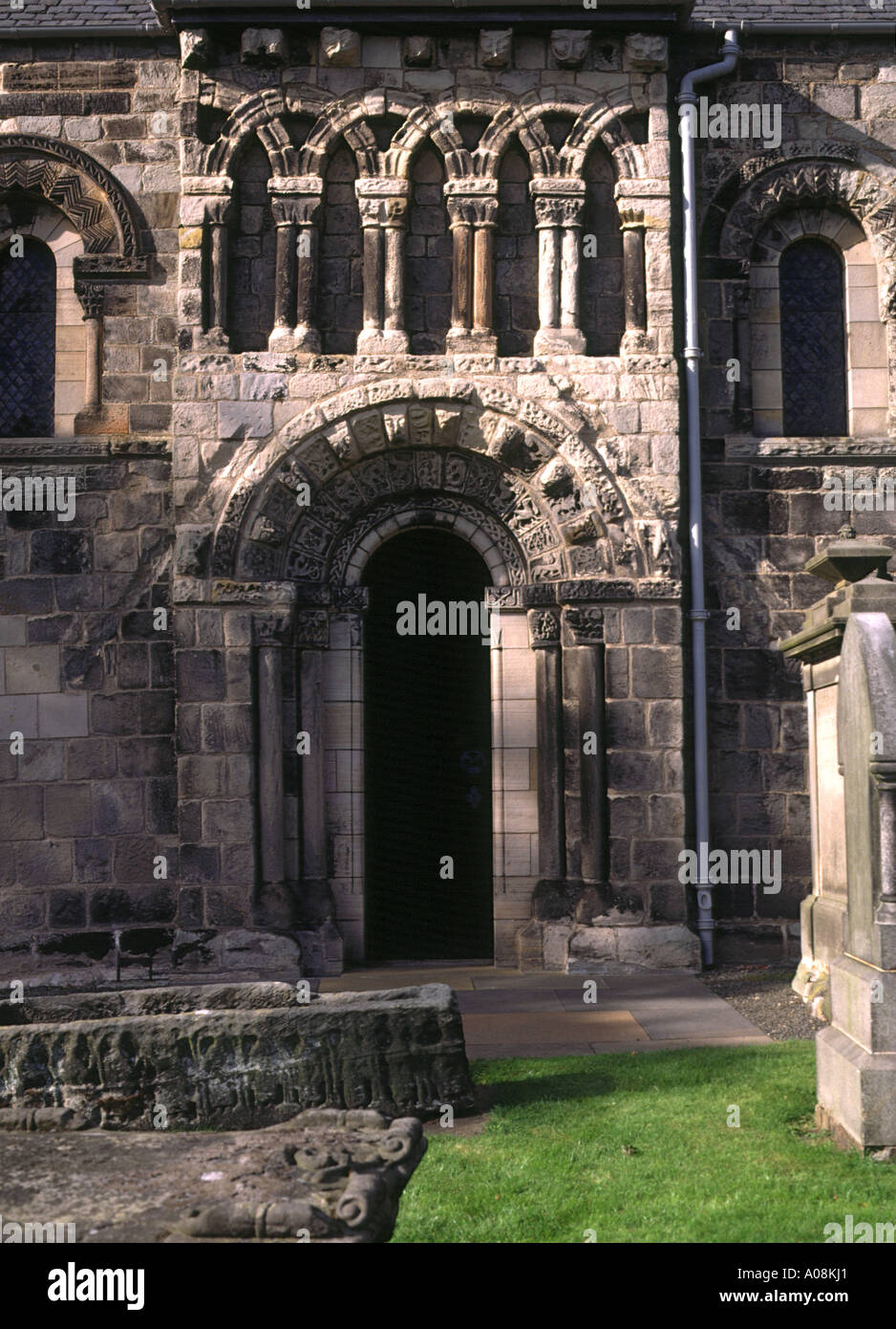 dh Dalmeny Kirche DALMENY LOTHIAN geschnitzte Bögen über Südtür romanischen normannischen Kirche Eingang Stockfoto