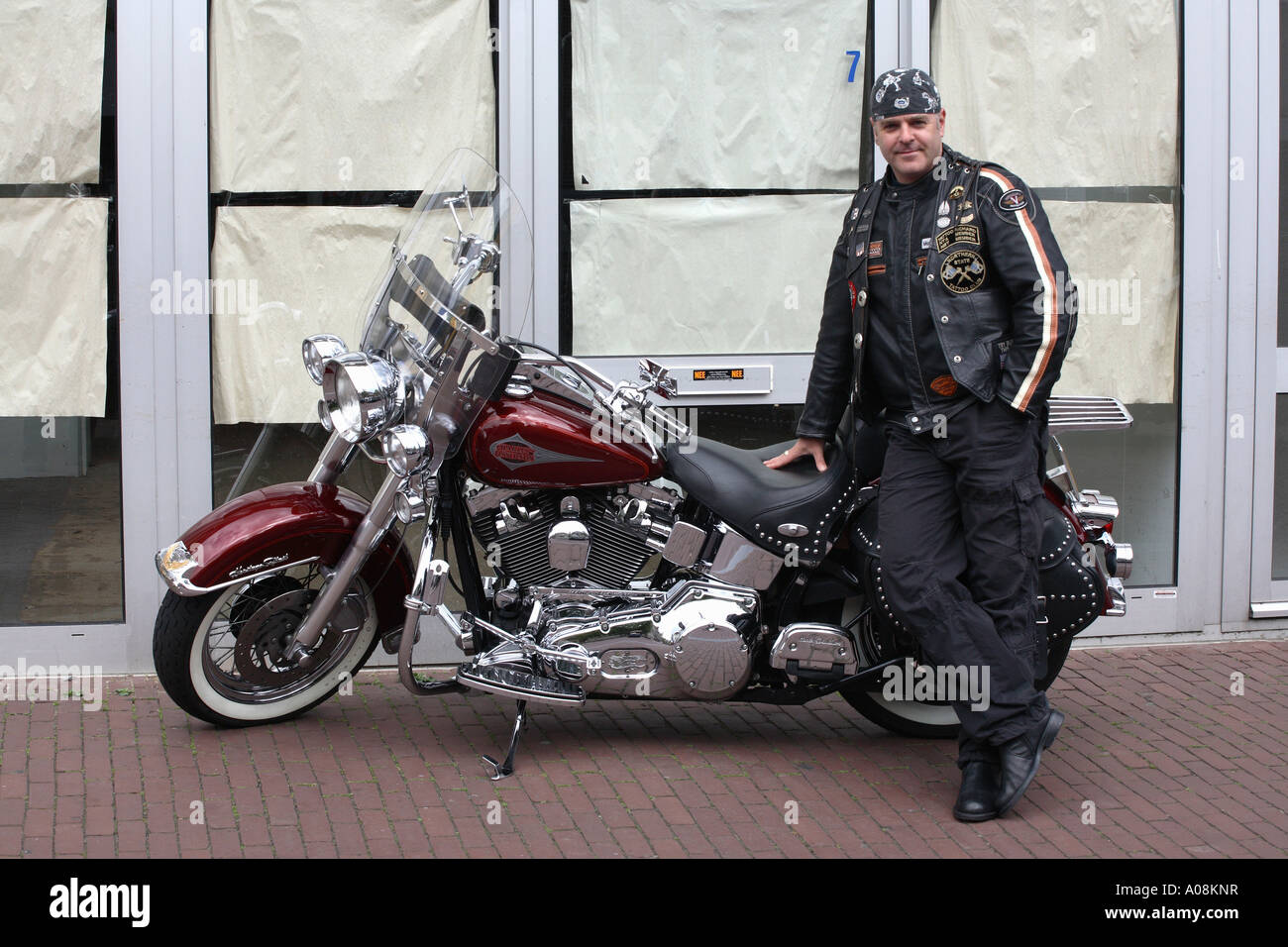 Reifer Mann mit Harley Davidson Motorrad Stockfoto