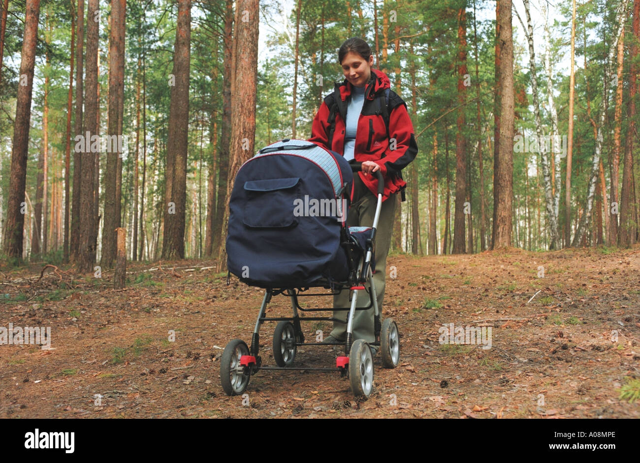 Mutter mit Kinderwagen im Wald. Altai. Sibirien. Russland Stockfotografie -  Alamy